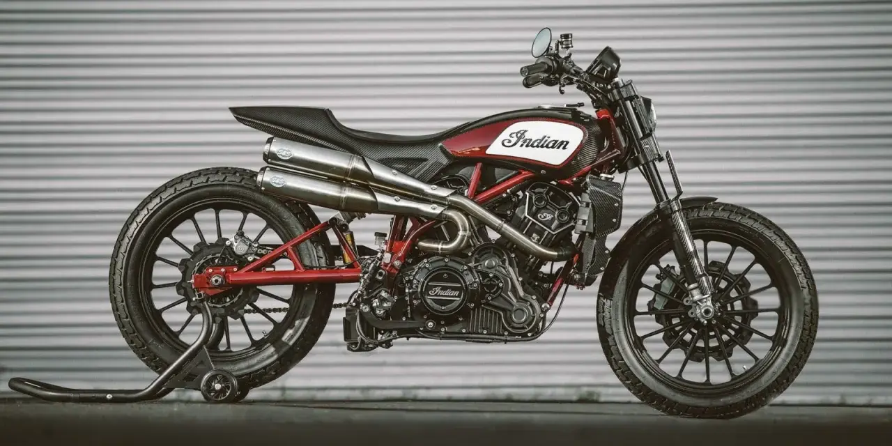 Stylowy Indian FTR 1200 w kolorze czerwono-białym, z podwójnym wydechem i czarnymi felgami, gotowy do jazdy.