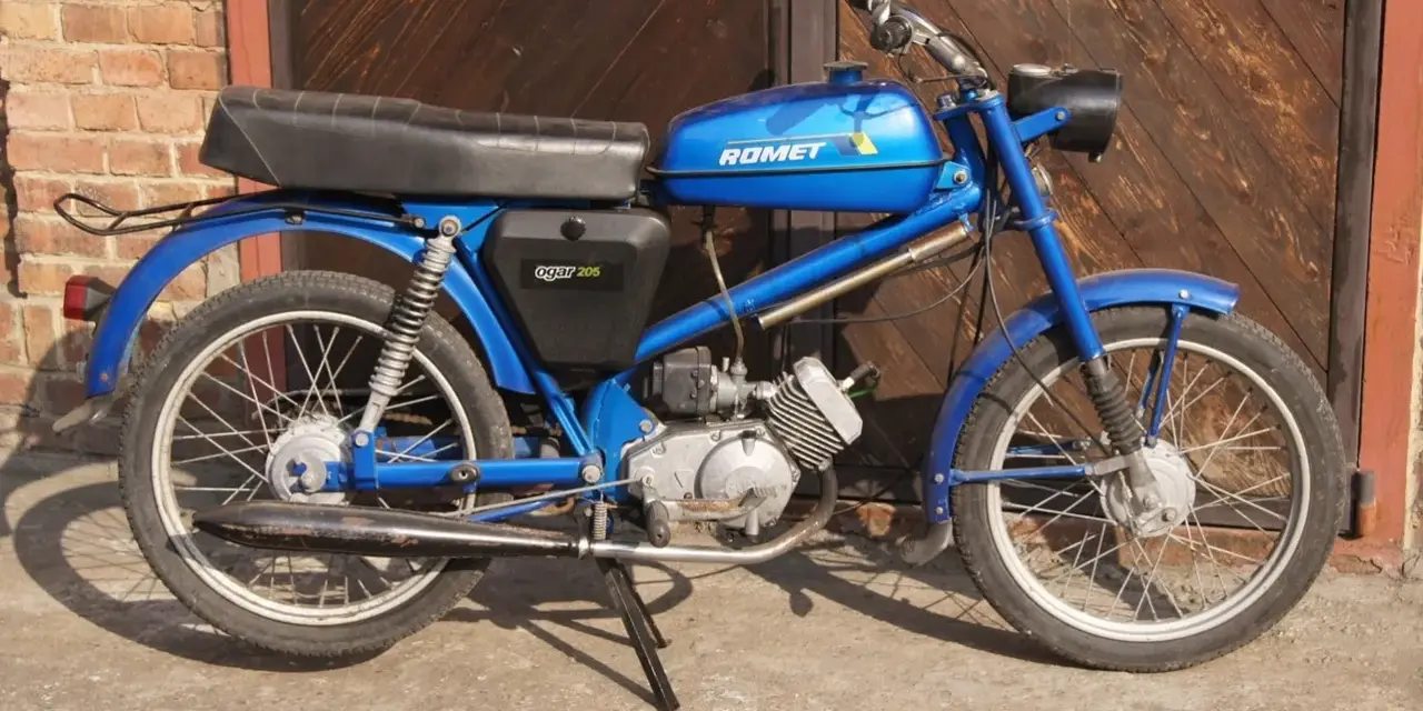 Niebieski Romet Ogar 205, klasyk z lat 80. Poznaj ogar 205 dane techniczne i poczuj ducha minionej epoki.