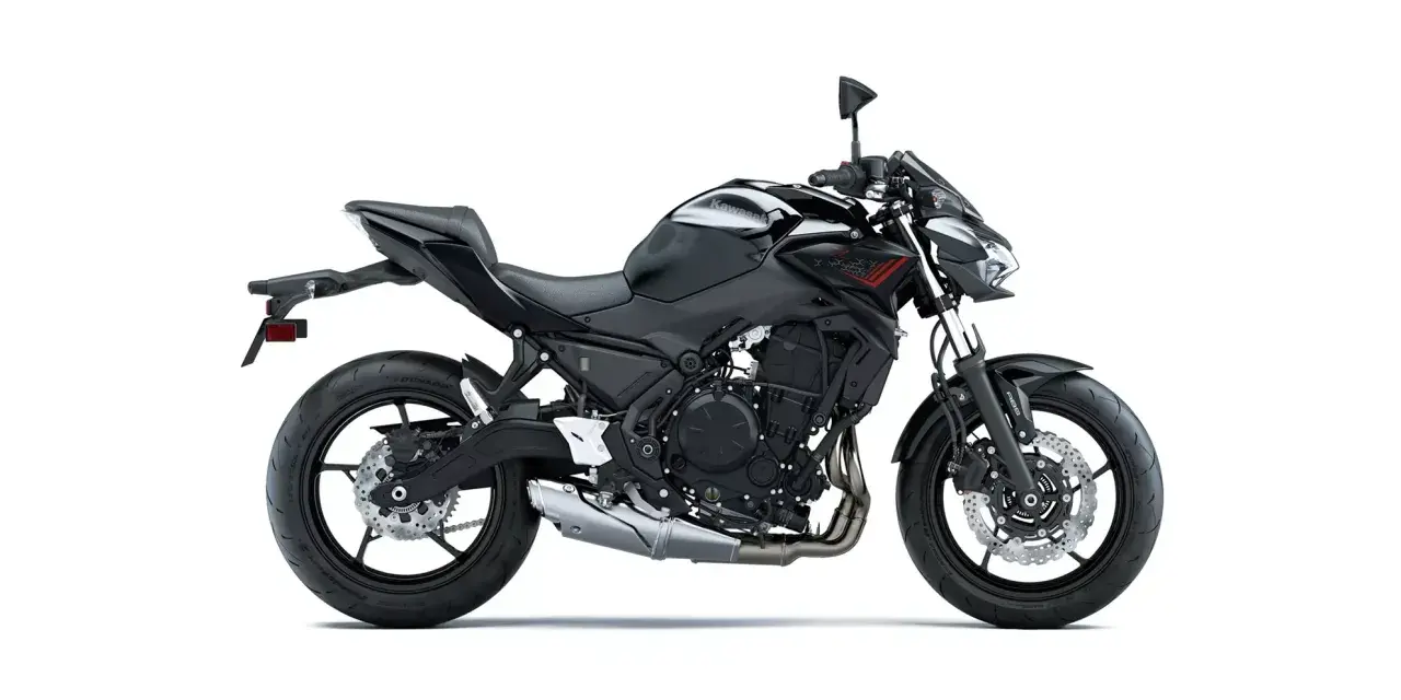 Czarny motocykl Kawasaki Z 650, idealny do miasta i na trasy. Sprawdź kawasaki z 650 dane techniczne.