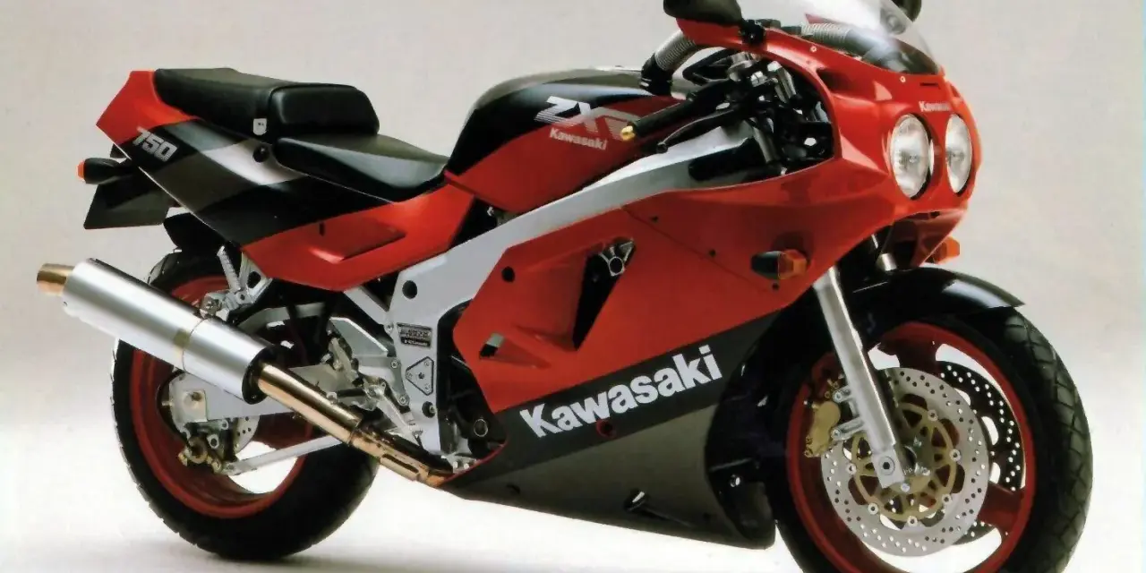 Czerwono-czarny motocykl Kawasaki ZXR 750 z lat 90. z charakterystycznym malowaniem i sportowym wyglądem.