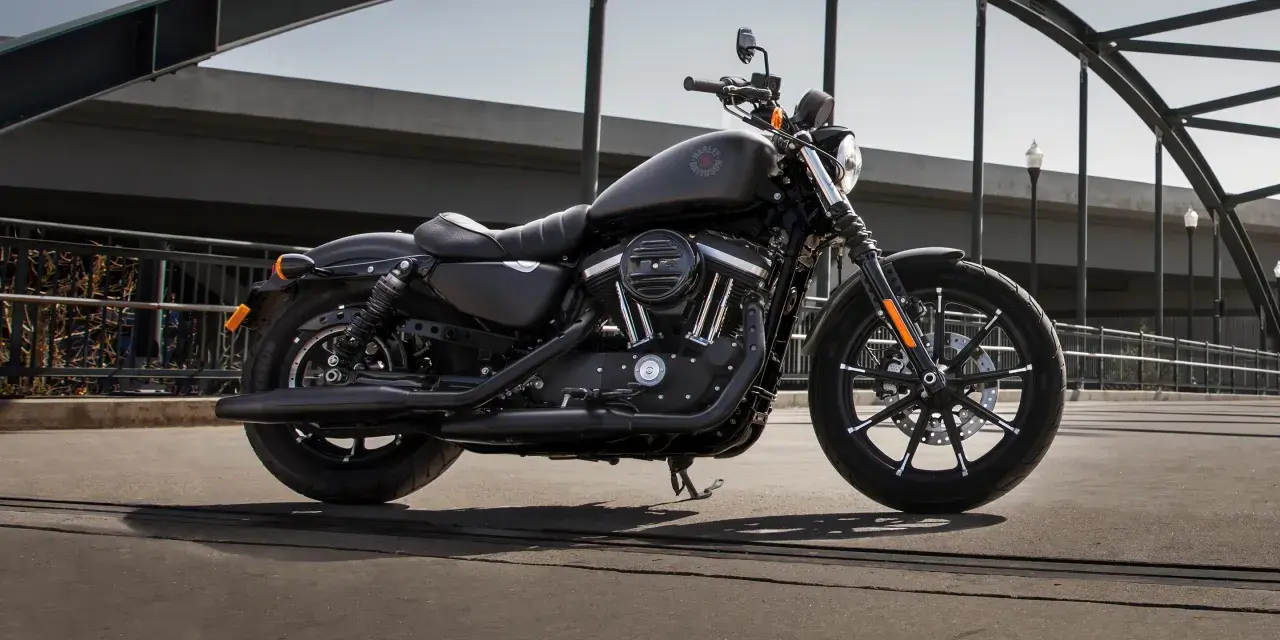 Czarny motocykl Harley-Davidson Sportster 883 na moście.