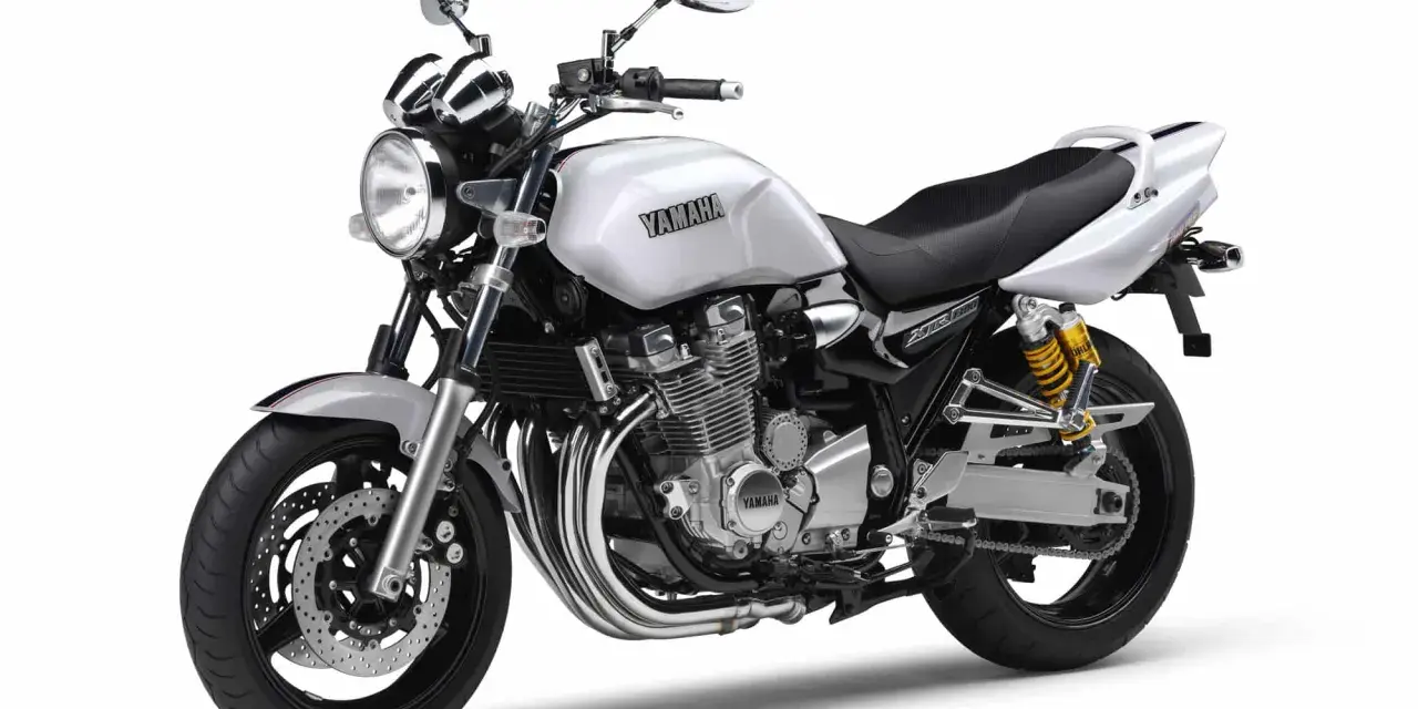 Srebrny motocykl Yamaha XJR 1300, klasyczny naked bike. Poznaj jego yamaha xjr 1300 dane techniczne.