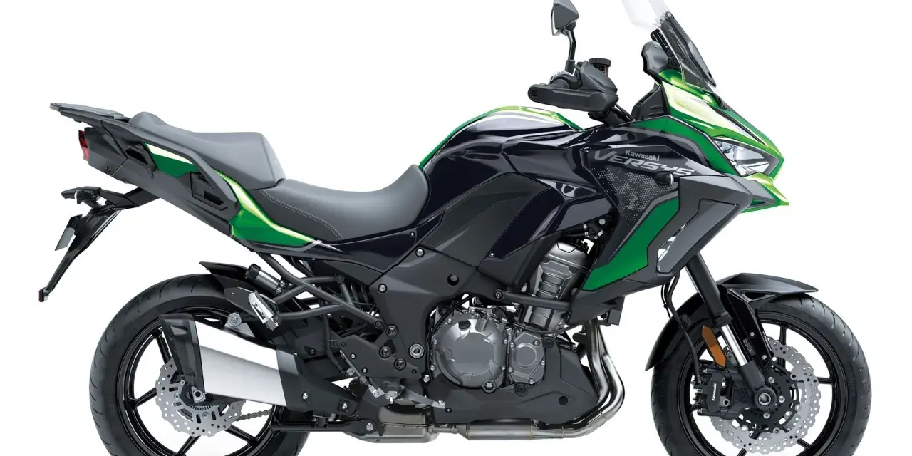 Czarny motocykl Kawasaki Versys 1000 z zielonymi akcentami, gotowy do podróży. Sprawdź kawasaki versys 1000 dane techniczne.