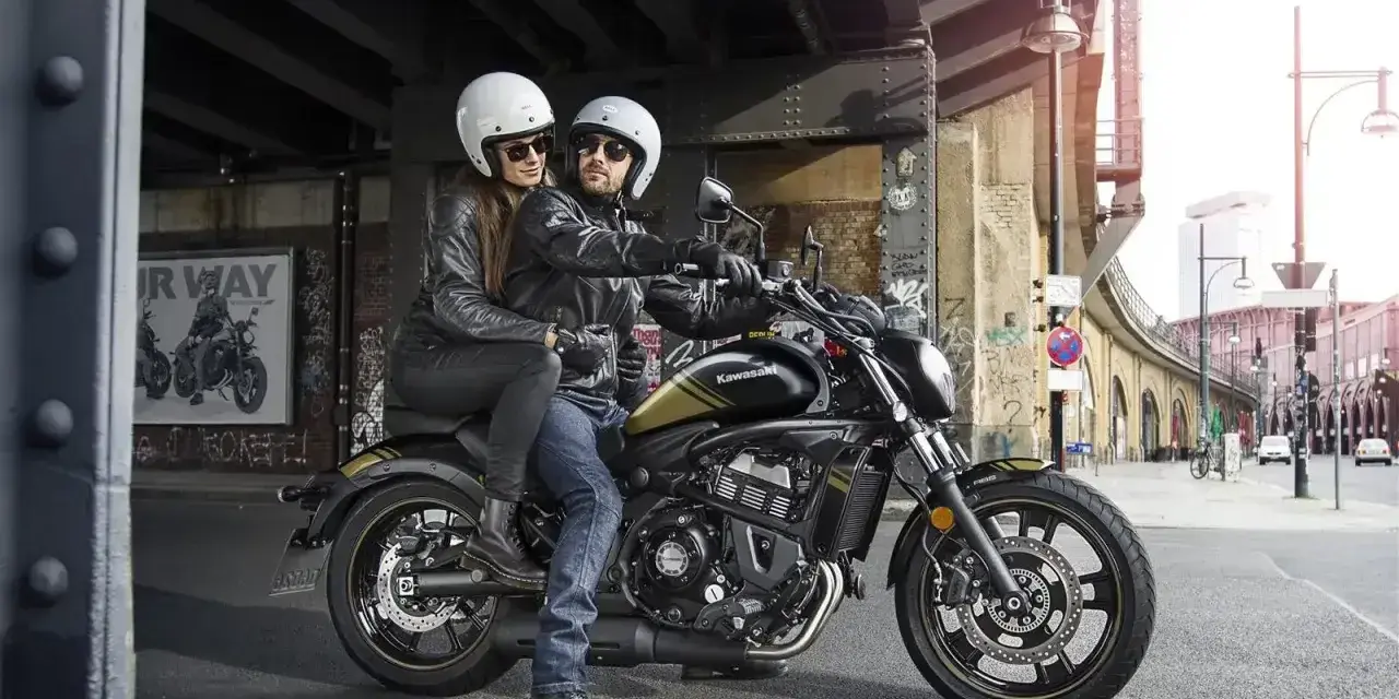 Para, siedząca na motocyklu Kawasaki Vulcan S 650, pod wiaduktem. Poznaj kawasaki vulcan s 650 dane techniczne.