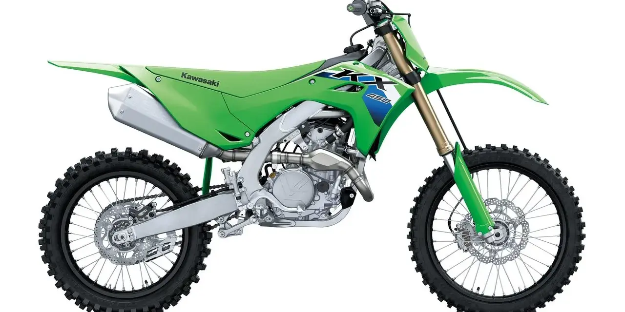 Zielony motocykl Kawasaki KXF 450, gotowy do akcji. Zastanawiasz się, kawasaki kxf 450 ile ma koni?