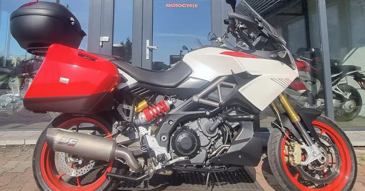 Sportowy motocykl Aprilia Caponord 1200 z kuframi i sportowym wydechem SC Project. Poznaj jego dane techniczne!