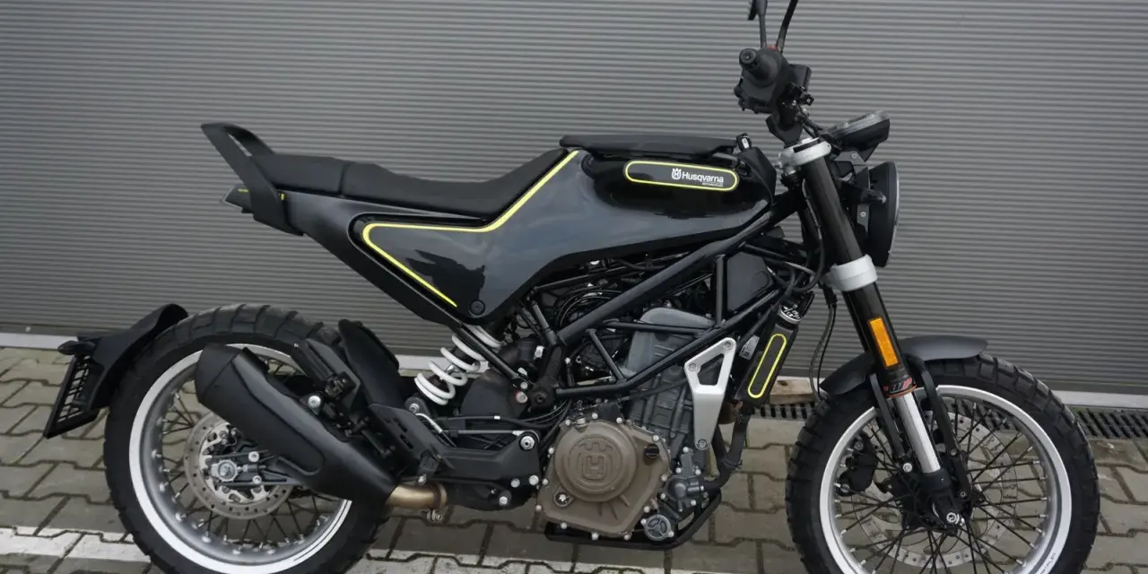 Czarny motocykl Husqvarna Svartpilen 401 z żółtymi akcentami, gotowy na miejskie przygody.