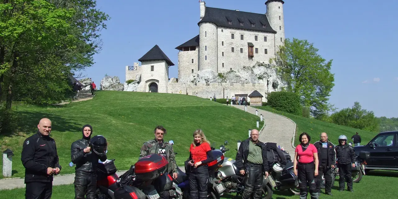 Jura motocyklem: Gotowe trasy, zamki i off-road. Jedź ze mną!