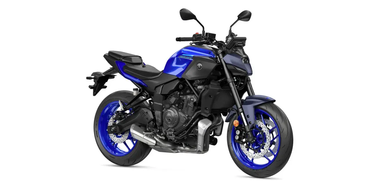 Niebieski motocykl Yamaha MT-07 na białym tle.
