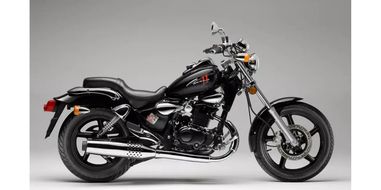 Czarny motocykl Kymco Zing 125, idealny do miasta. Sprawdź kymco zing 125 dane techniczne.
