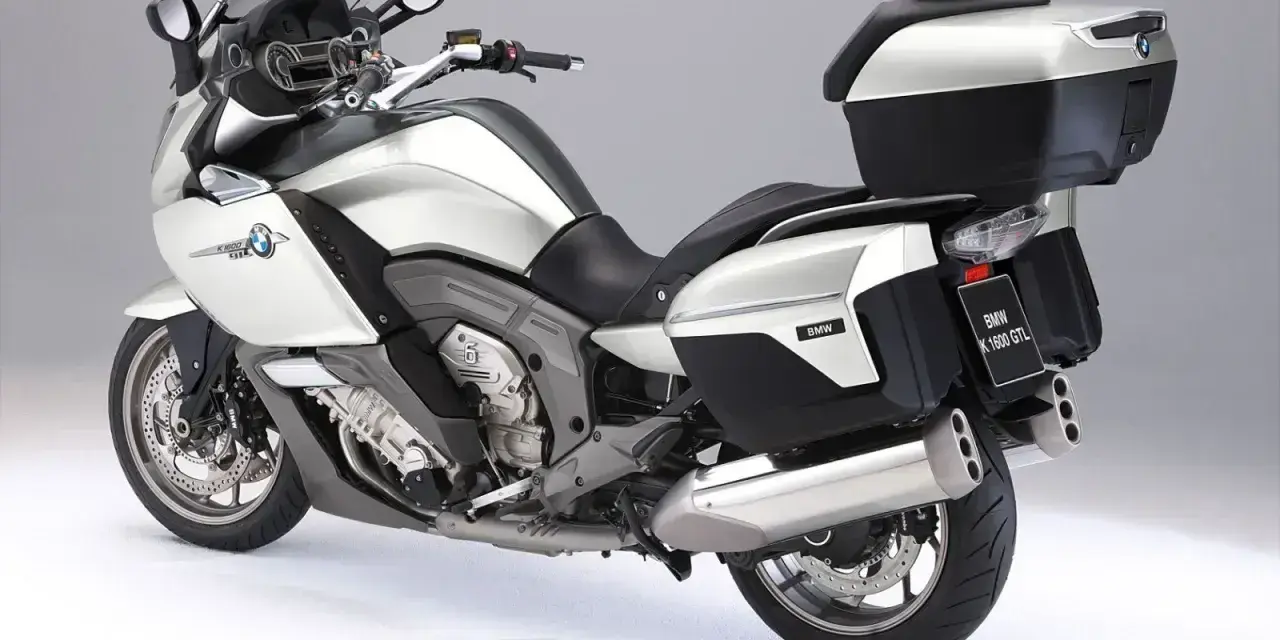 Srebrny motocykl BMW K 1600 GTL. Choć piękny, jego wady mogą być kosztowne.