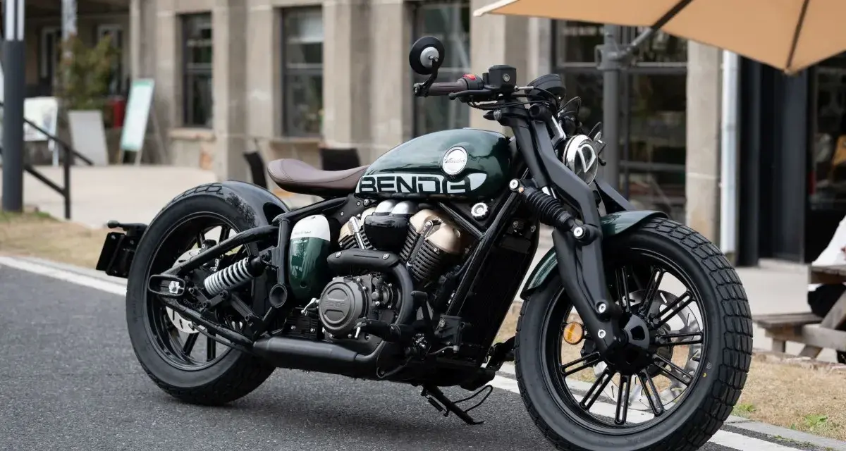 Zielony chopper Benda, idealny jako jaki chopper do 20 tys. z klasycznym designem i mocnym silnikiem.