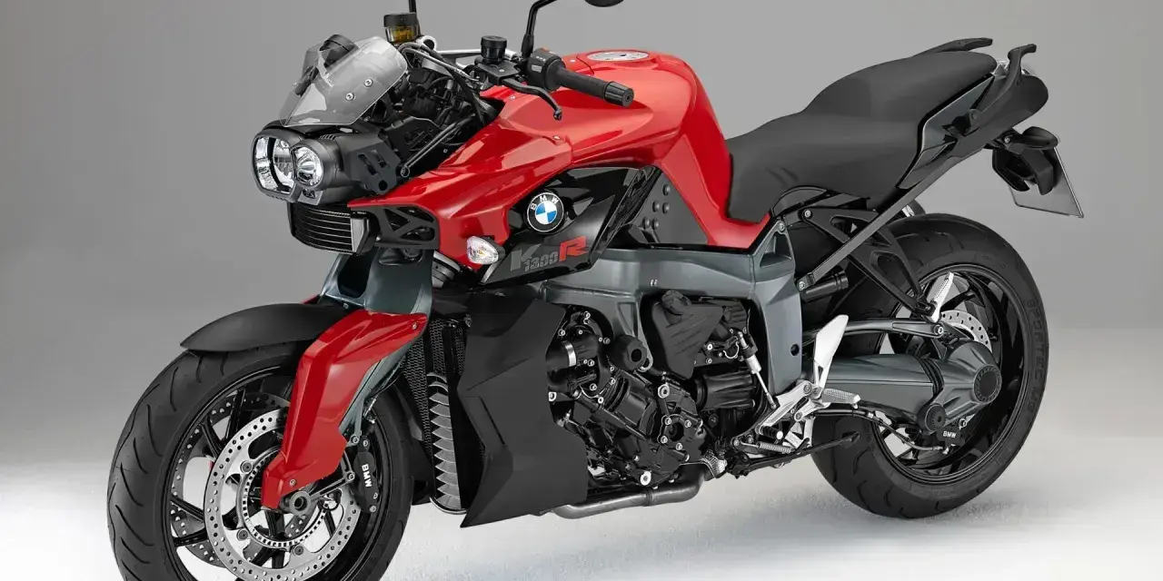 Czerwony motocykl BMW K1300 z czarnymi elementami, gotowy do jazdy.