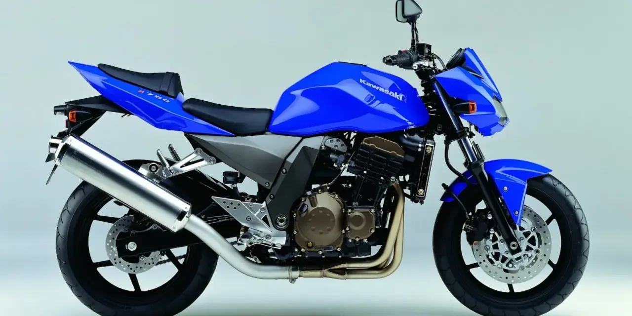 Niebieski motocykl Kawasaki Z750R z błyszczącym wydechem i sportowym designem.