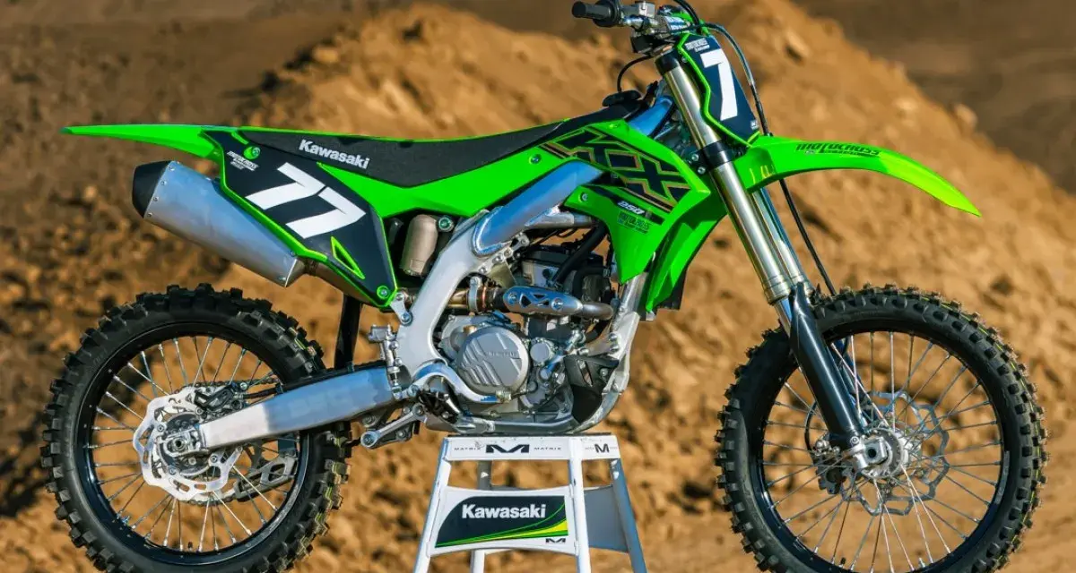 Zielony motocykl Kawasaki KXF 250 na stojaku, gotowy do jazdy. Poznaj jego kawasaki kxf 250 dane techniczne.
