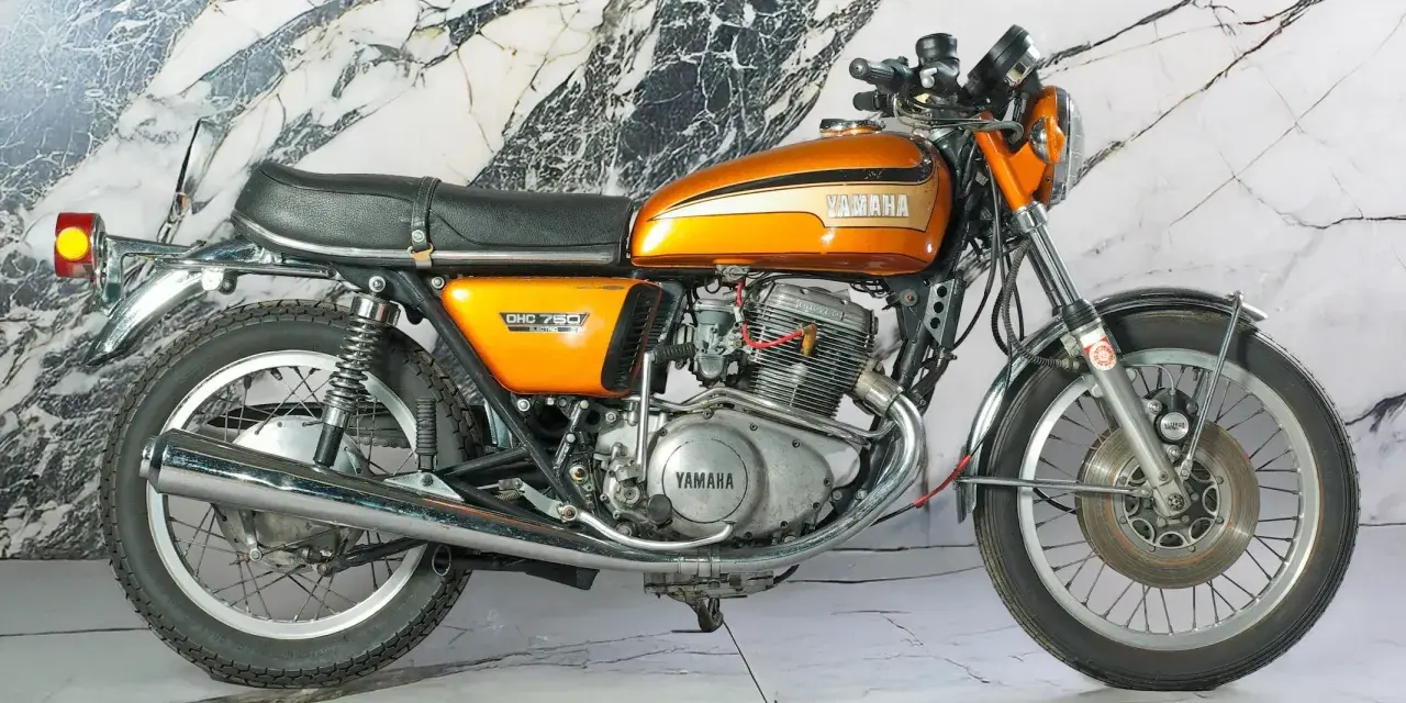 Pomarańczowy motocykl Yamaha DHC 750, klasyk z lat 70. Jego yamaha xtz 750 dane techniczne to legenda.