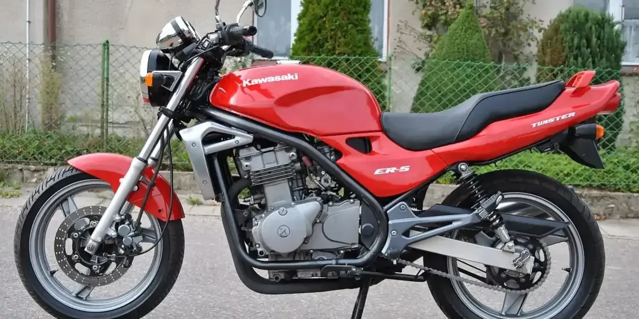 Czerwony motocykl Kawasaki ER-5 Twister. Poznaj jego dane techniczne i poczuj wolność na drodze.