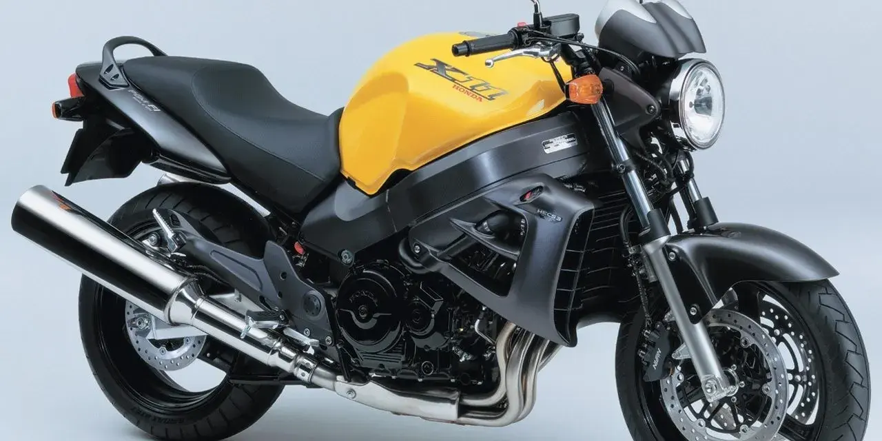 Żółty motocykl Honda X11, klasyczny naked bike. Dane techniczne tego modelu to moc i zwinność.
