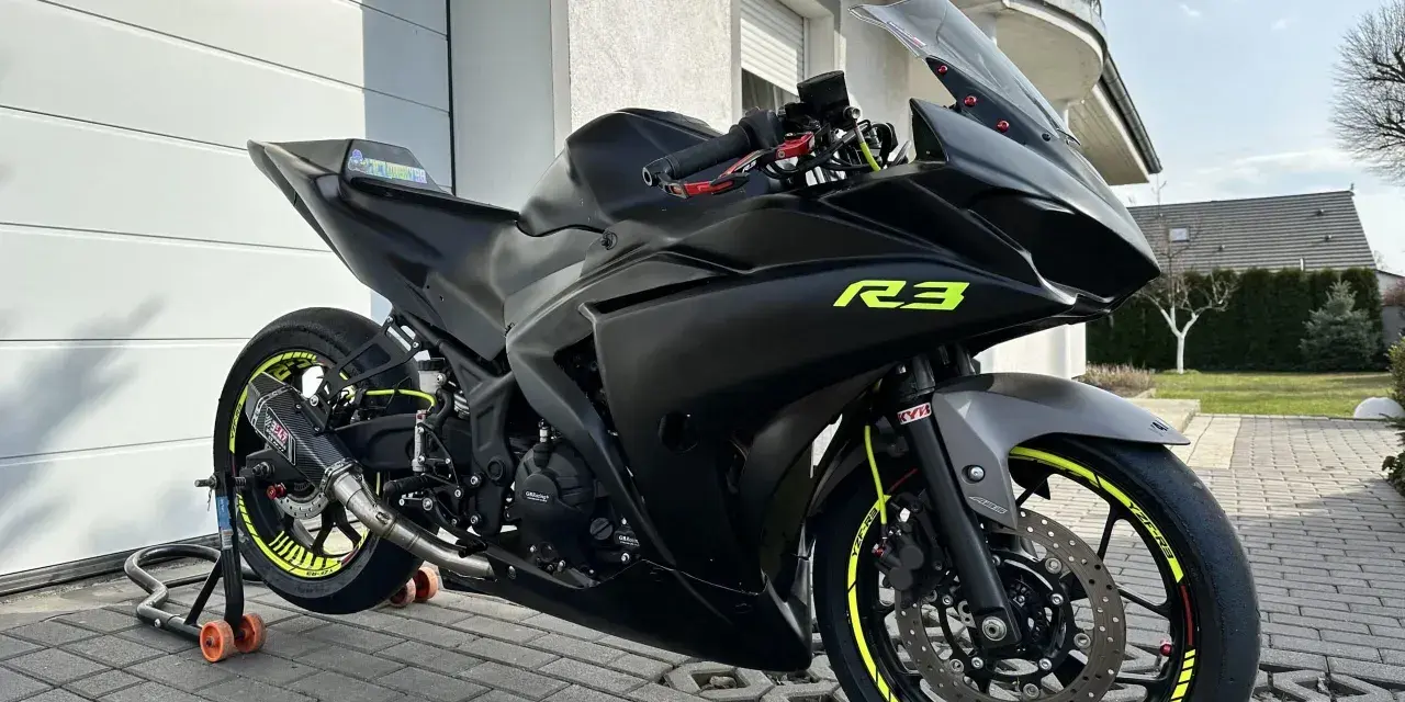 Czarny matowy motocykl Yamaha R3 z żółtymi akcentami. Poznaj jego yamaha r3 dane techniczne i poczuj moc!