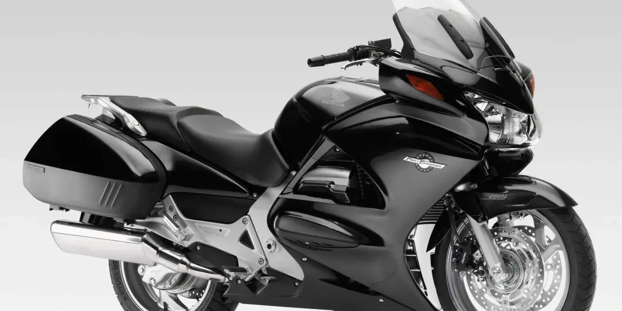 Czarny motocykl Honda ST 1300 Pan European. Choć ceniony za komfort, jego wady to m.in. waga i ograniczona zwrotność.