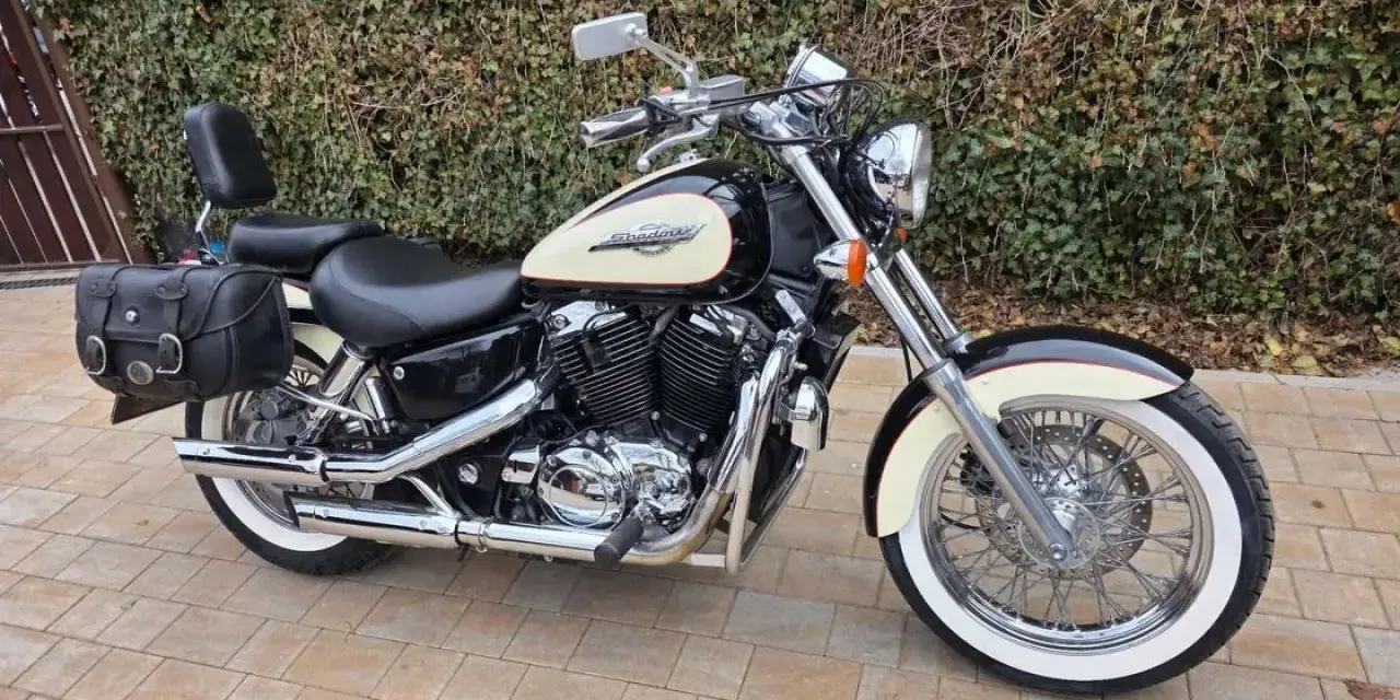 Czarny motocykl Honda Shadow 1100 z kremowym bakiem i sakwami. Idealny na długie trasy, sprawdź honda shadow 1100 dane techniczne.