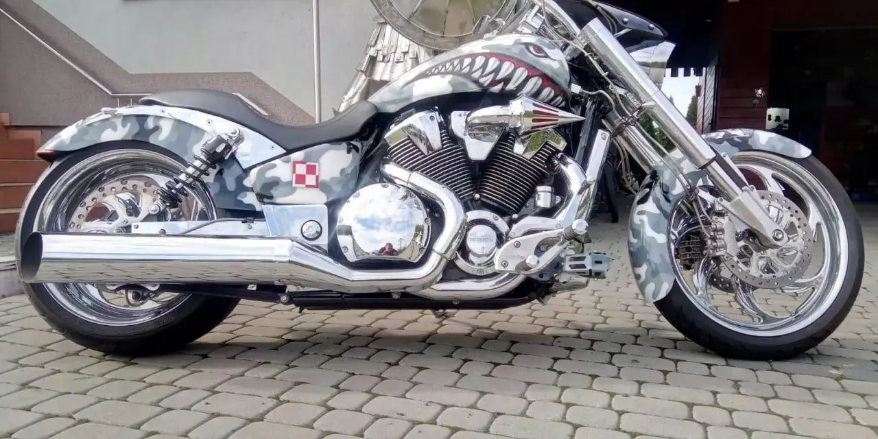 Customowy motocykl Honda VTX 1800 w malowaniu kamuflażowym z grafiką rekina. Dane techniczne tego potwora budzą respekt.