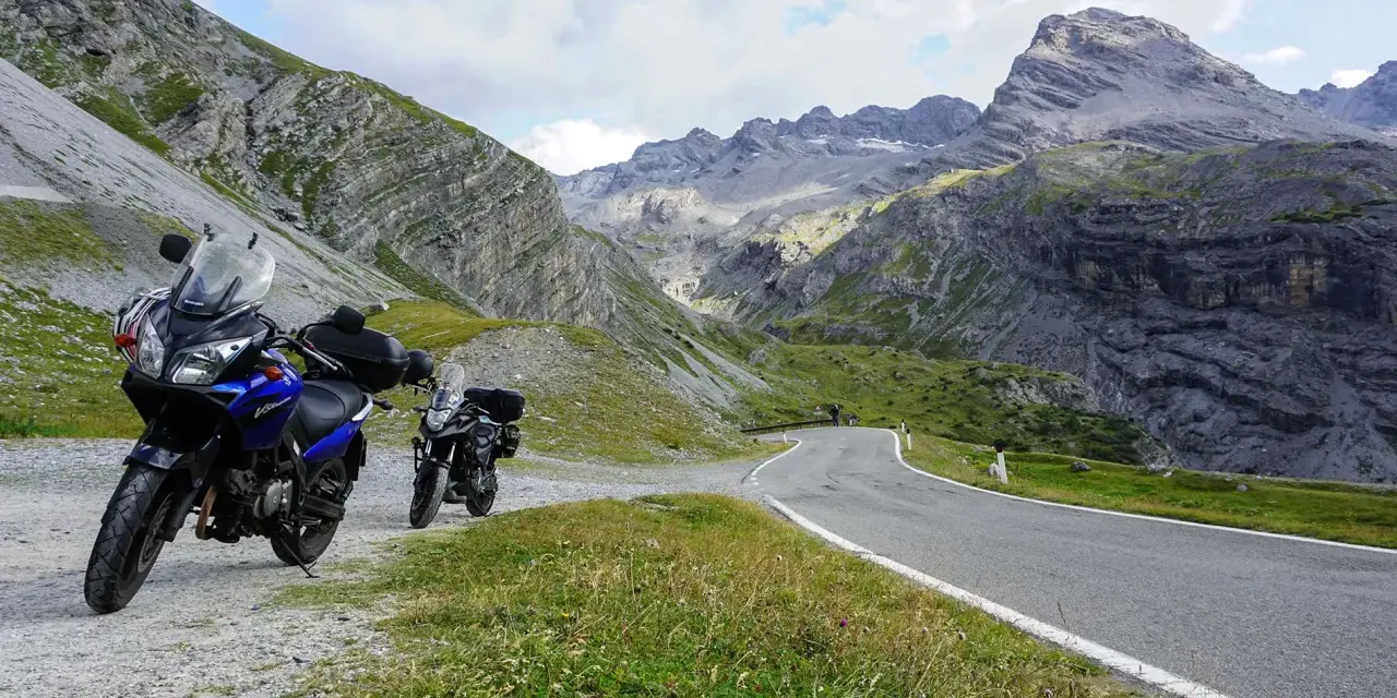 Alpy motocyklem: Planuj podróż marzeń! Trasy, koszty, porady