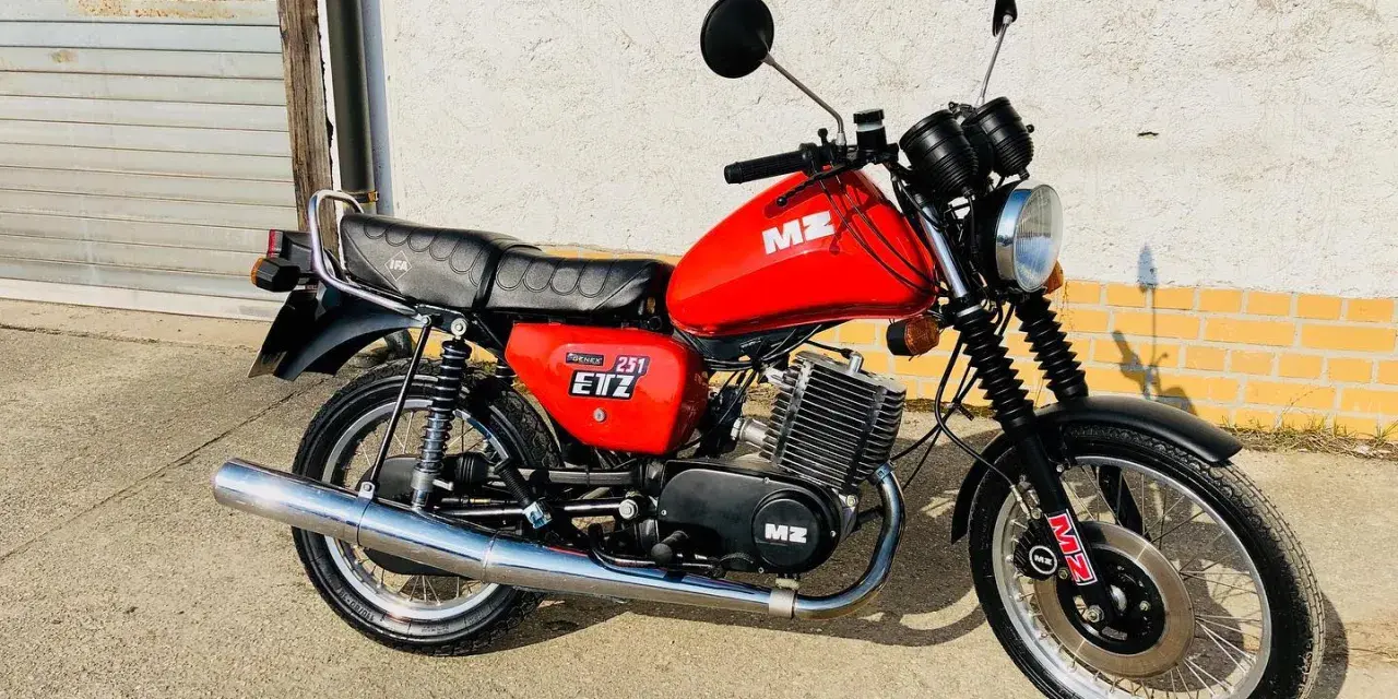Czerwony motocykl MZ ETZ 251. Dane techniczne tego klasyka z NRD są imponujące, a jego wygląd wciąż przyciąga wzrok.