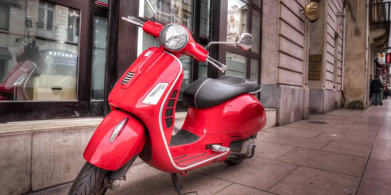 Motorower: Dowód czy prawo jazdy AM? Twoja data urodzenia decyduje!