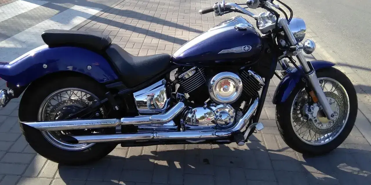 Granatowy motocykl Yamaha Drag Star 1100, z chromowanymi elementami. Idealny do podróży, jego yamaha drag star 1100 dane techniczne zachwycają.