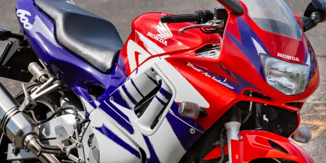 Sportowy motocykl Honda CBR F3 w czerwono-biało-niebieskich barwach.