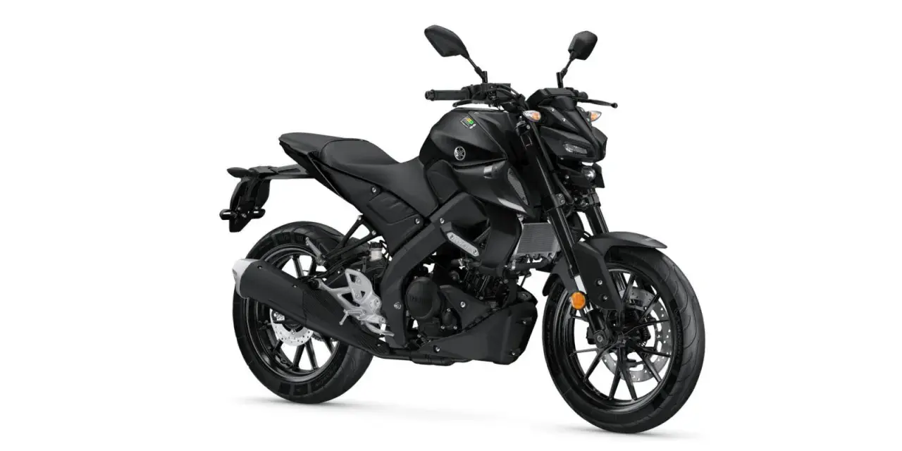 Czarny motocykl Yamaha MT-125 na białym tle. Sprawdź jego wymiary, w tym Yamaha MT 125 wysokość siedzenia, aby dopasować go do siebie.