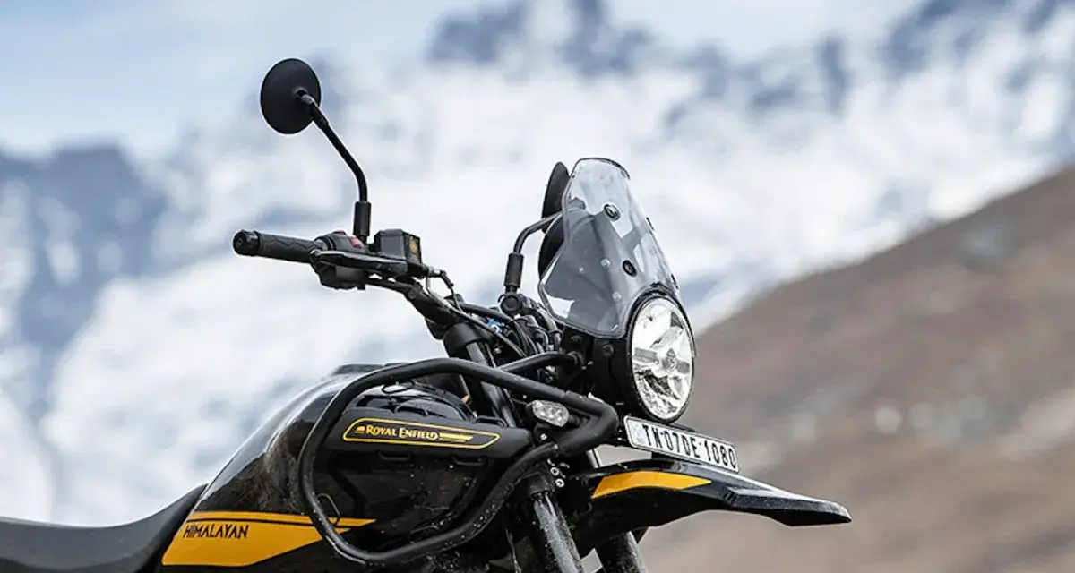 Royal Enfield Himalayan 650 gotowy na przygodę w górach.