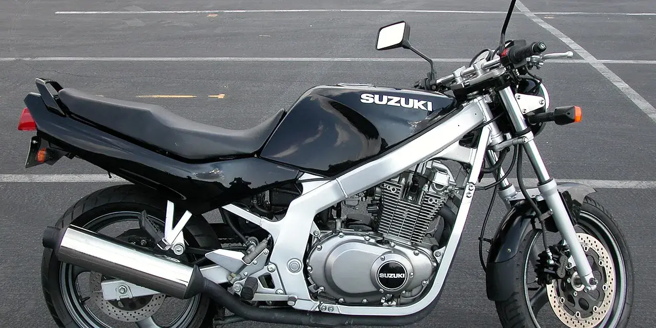 Czarny motocykl Suzuki GS 500, idealny do miasta. Poznaj jego dane techniczne i poczuj wolność na drodze.