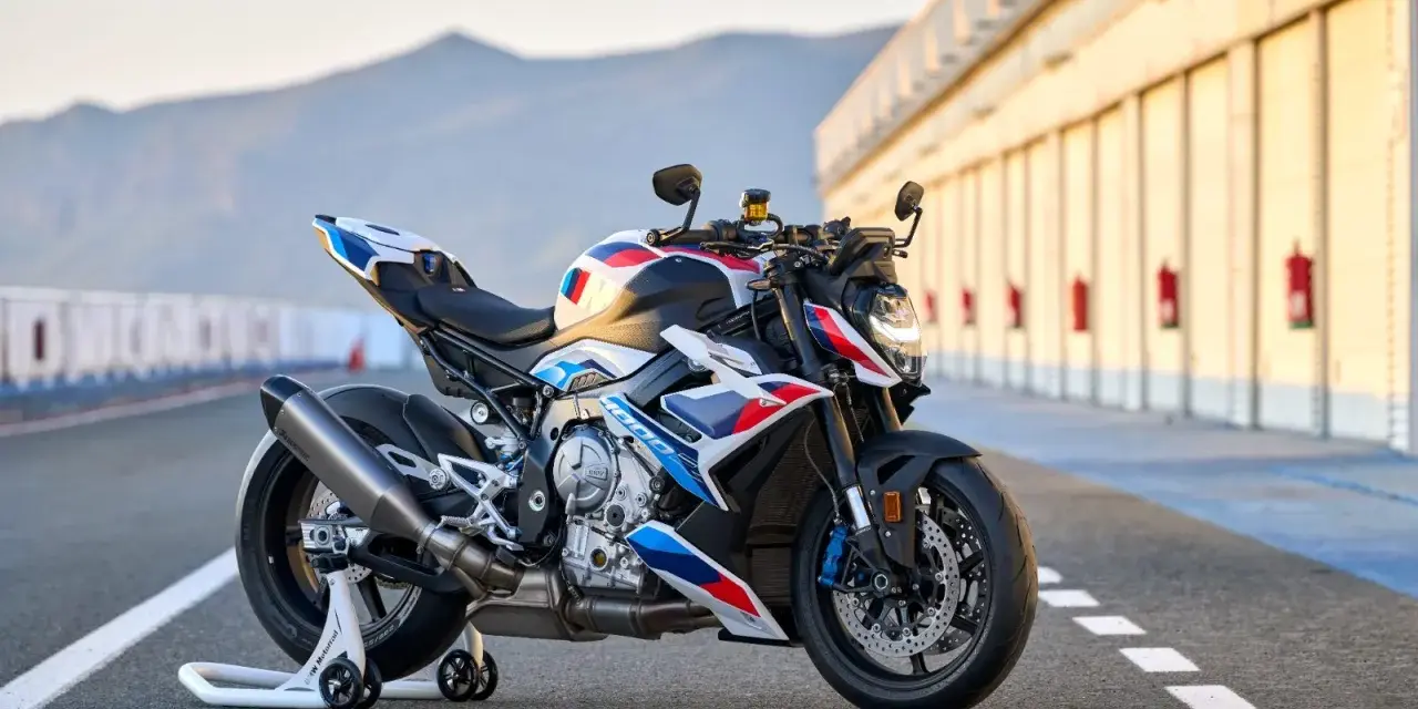 Potężny motocykl BMW M1000R w barwach M, gotowy do podboju toru wyścigowego.