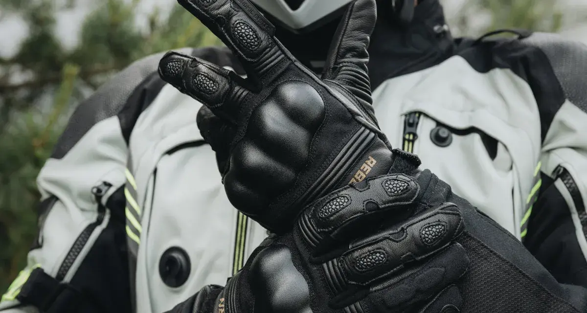 Za ciasne rękawice motocyklowe? Rozciągnij je bezpiecznie!