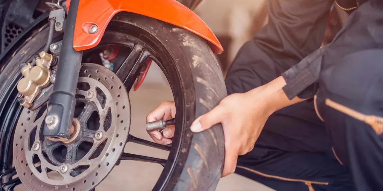 Ciśnienie w oponach motocyklowych: Czy wiesz, jak je ustawić?