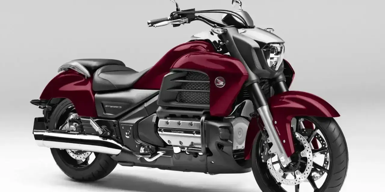 Potężna, czerwona Honda Valkyrie 1800 z chromowanymi detalami, gotowa na długie trasy.