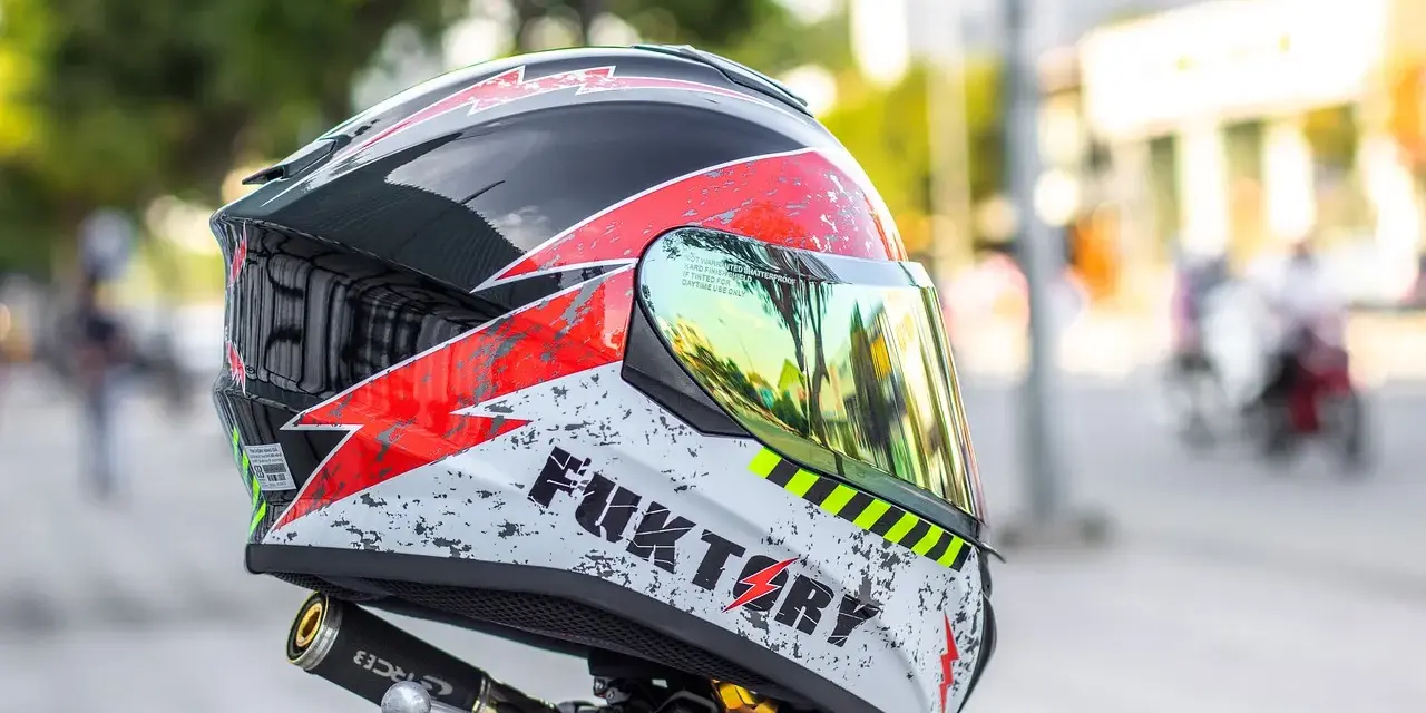 Kask motocyklowy: Jak wybrać idealny? Norma ECE 22.06 i dopasowanie