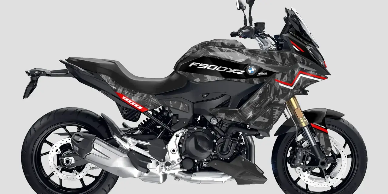 Motocykl BMW F900XR w unikalnym kamuflażowym malowaniu.