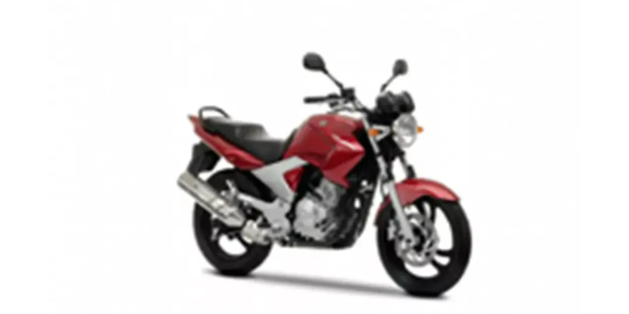 Czerwony motocykl Yamaha YBR 250 z czarnym siedzeniem i srebrnym wydechem, gotowy do jazdy po mieście.