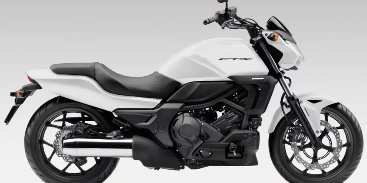 Biały motocykl Honda CTX z czarnym siedzeniem i detalami. Nowoczesny design, gotowy na każdą drogę.