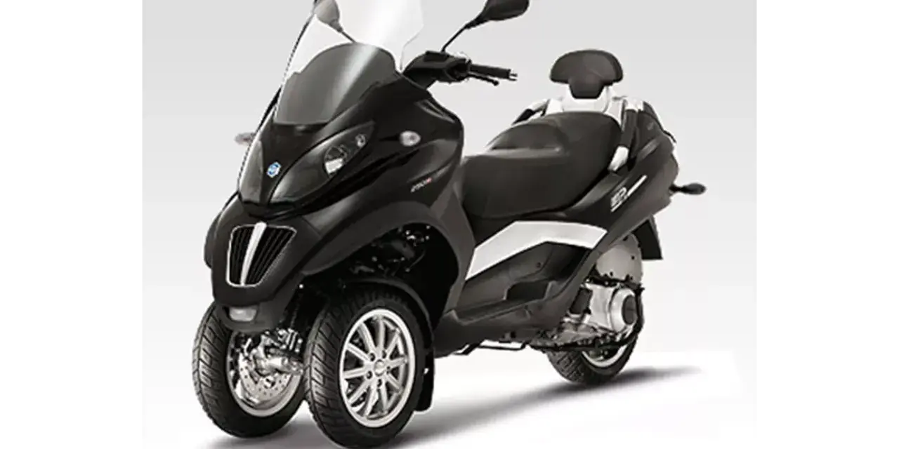 Czarny Piaggio MP3 400 z trzema kołami, idealny do miasta. Sprawdź piaggio mp3 400 dane techniczne.