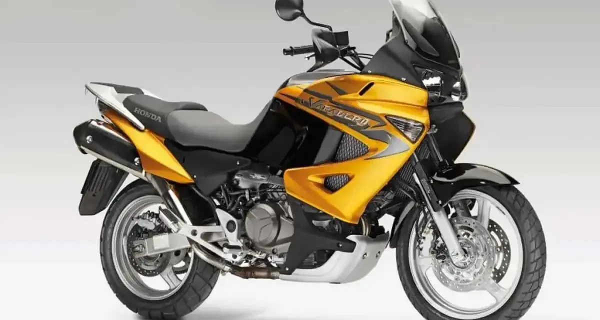 Złoty motocykl Honda Varadero 1000, gotowy na przygodę. Dane techniczne tego turystycznego potwora zachęcają do podróży.