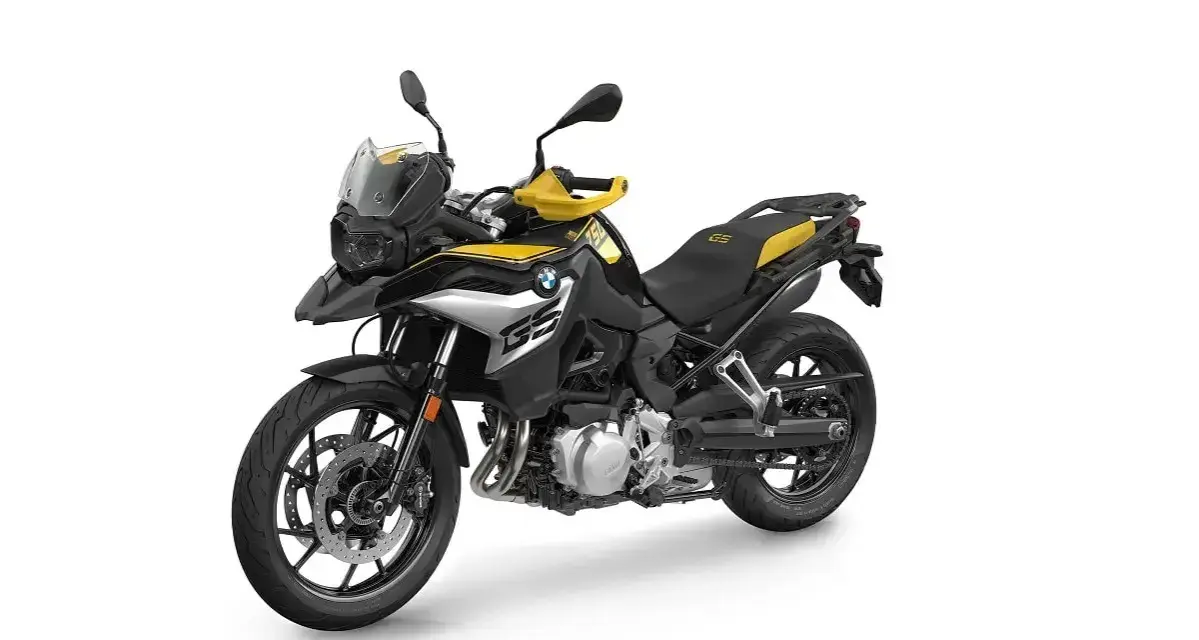 Czarno-żółty motocykl BMW F750GS gotowy na przygodę.