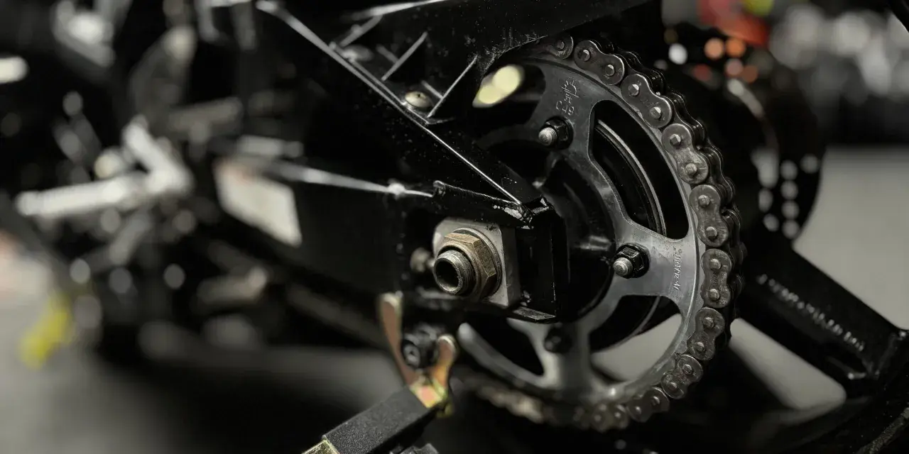 Czyszczenie łańcucha motocyklowego: Jak nie zniszczyć uszczelnień?