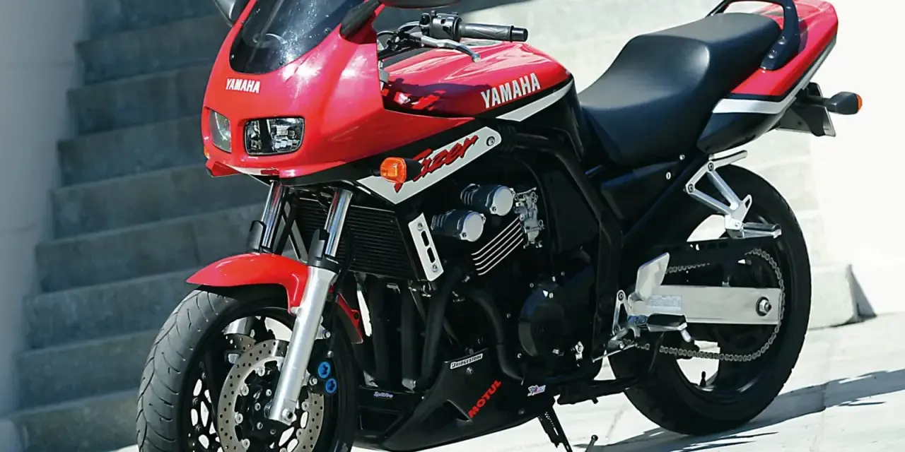 Czerwony motocykl Yamaha Fazer 600. Poznaj jego dane techniczne i poczuj wolność na drodze.