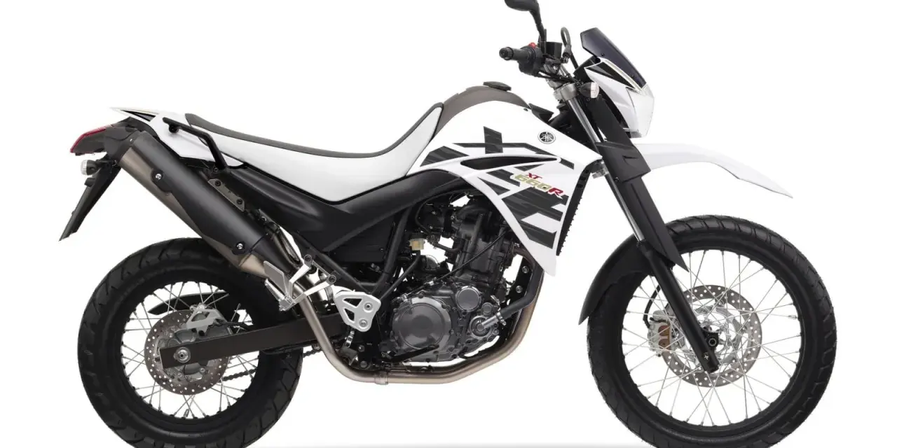 Biały motocykl Yamaha XT660R z czarnymi akcentami, gotowy na przygodę.