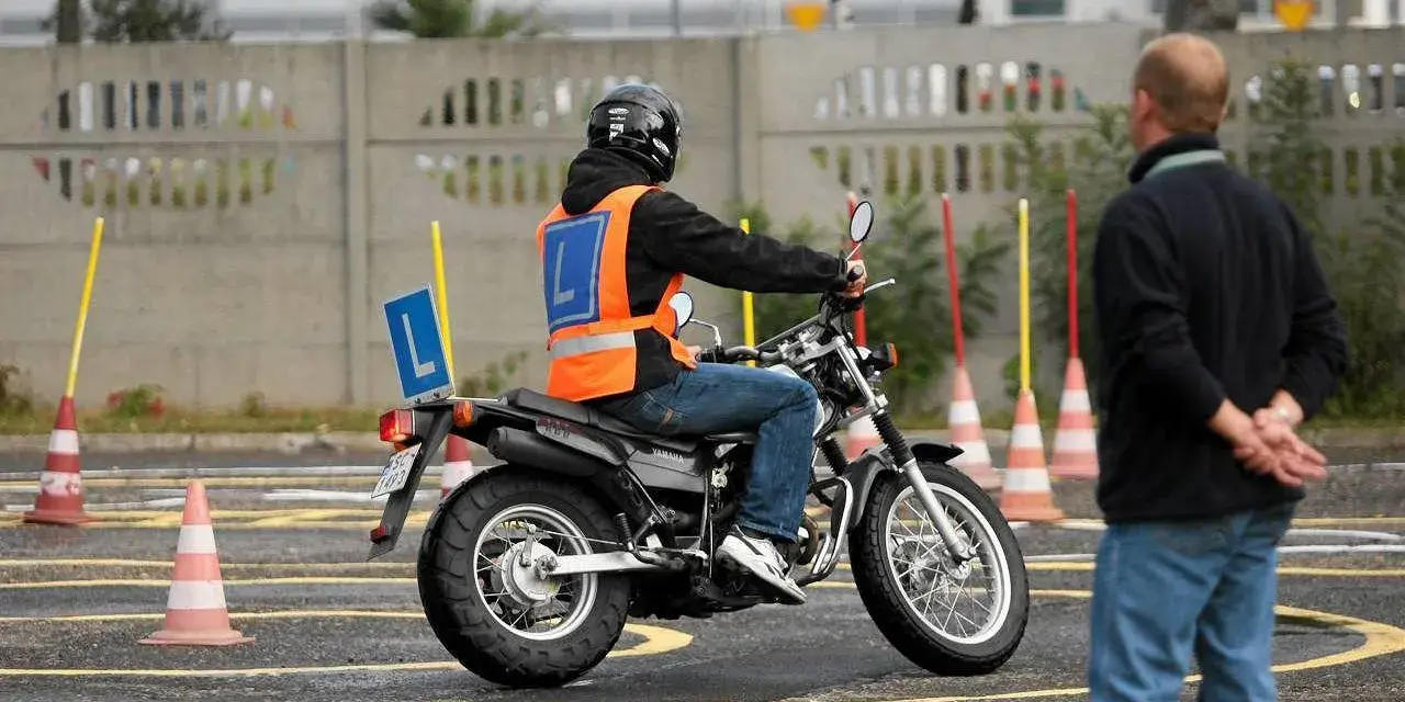 Motorower: Definicja, Prawo Jazdy, Obowiązki. Czy to dla Ciebie?