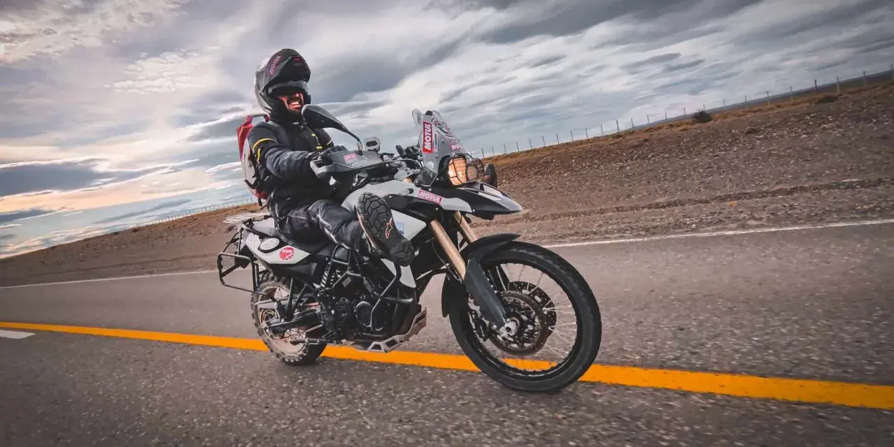 Motocyklista na BMW GS 800, mimo potencjalnych wad, cieszy się jazdą po pustej drodze.
